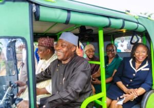 FG-Flags-Off-Renewed-Hope-Campus-Transport-Scheme1